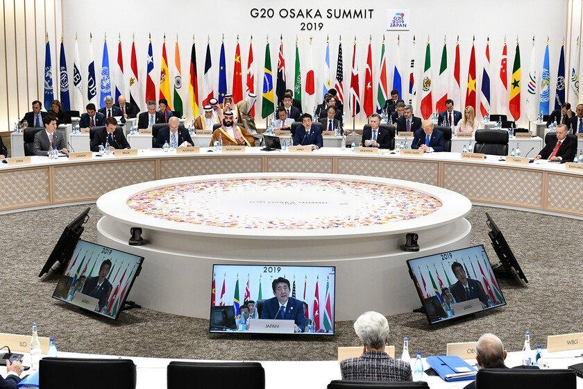 Shinzo Abe, Japan's prime minister, speaks at the G20 summit, surrounded by world leaders.